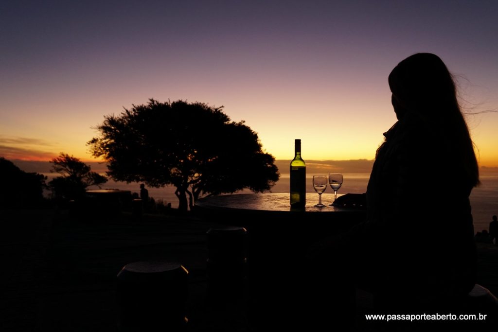 Pôr do sol no mar acompanhado de vinho sul-africano: a combinação perfeita!