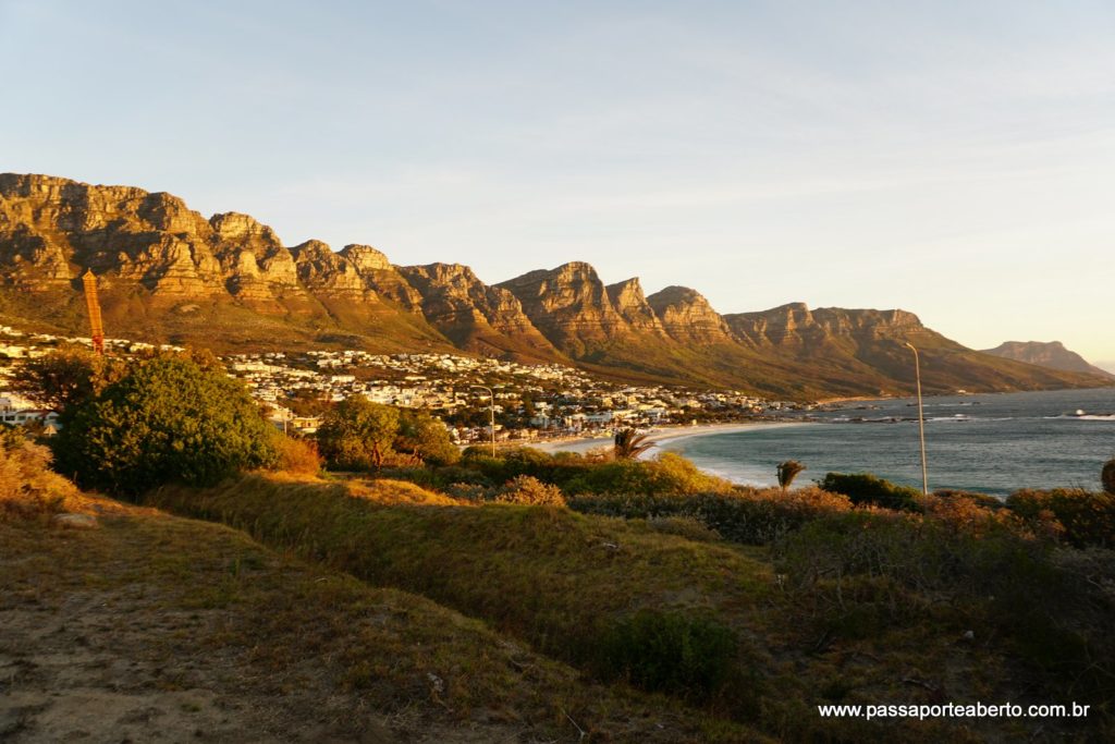 Pôr do sol com vista de Camps Bay e os Doze Apóstolos