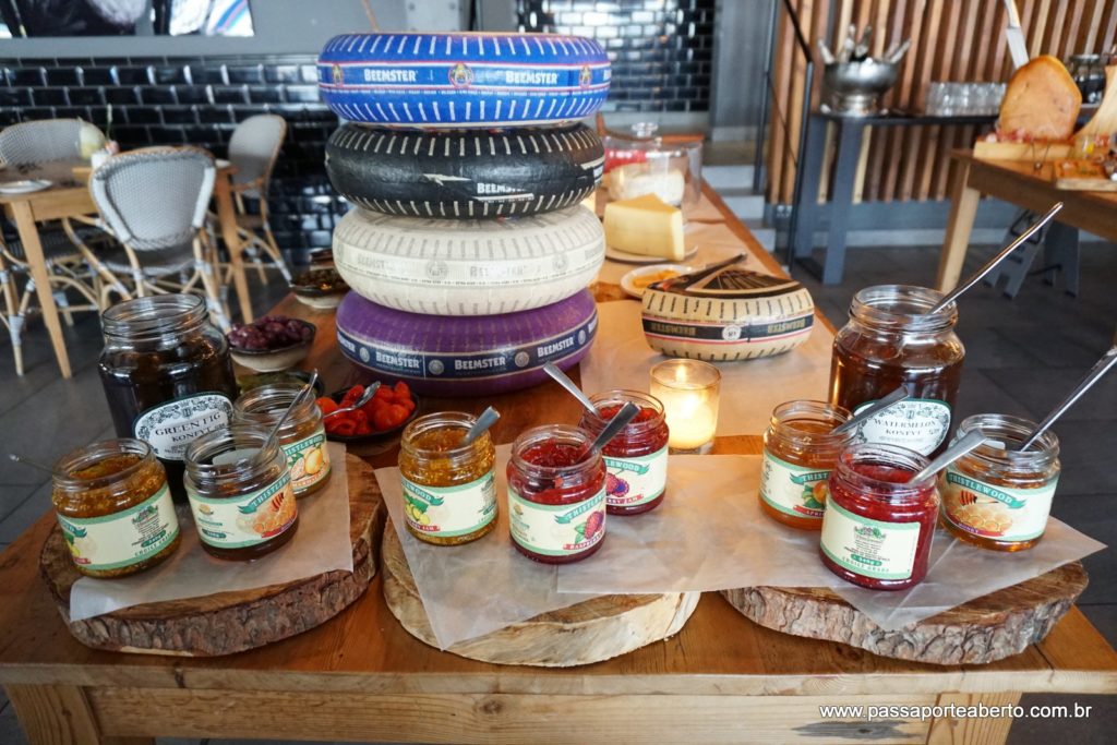 Café da Manhã tinha várias mesas com queijos, pães, geléias e um strudel de maçã maravilhoso! Além disso , todas as opções à la carte!