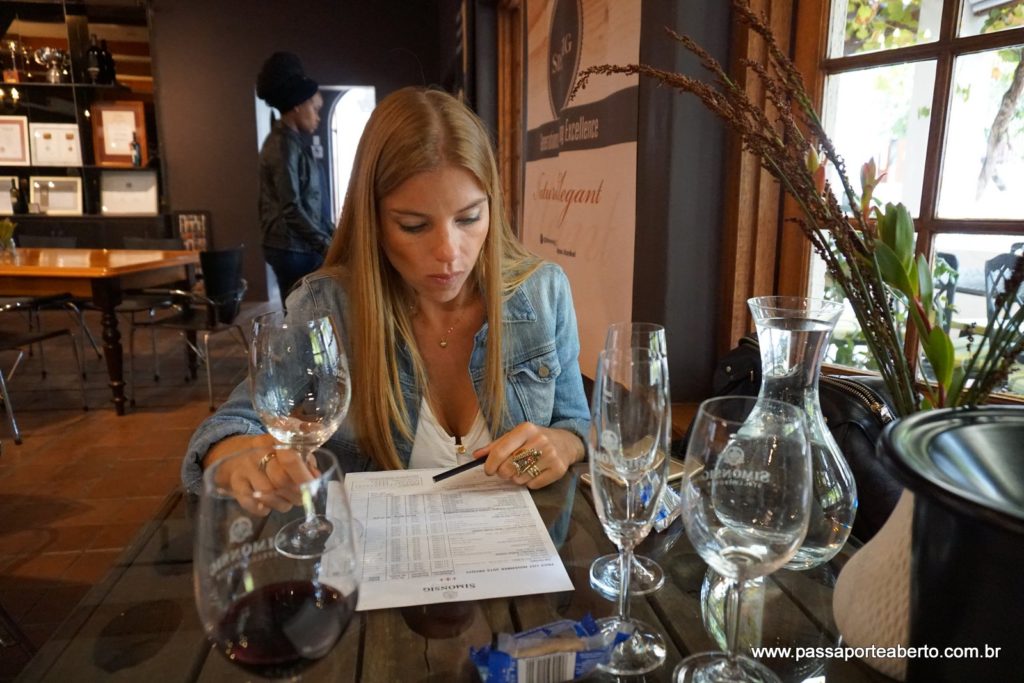 Eu e a lista imensa de vinhos para escolher! Escolhi seis!