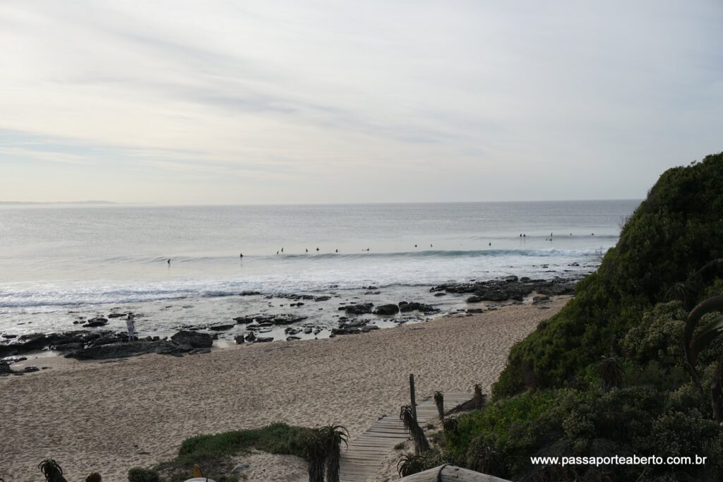 Surfistas na água em Supertubes que não estava tão super assim!