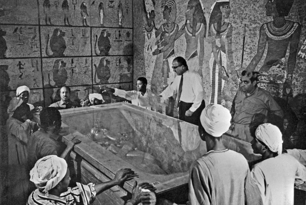 Howard Carter na tumba de Tutantkhamon em 1922
